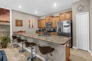 Fridge, microwave, oven, stovetop - 4 Bedrooms / 3 Bathrooms / Storey Lake (3195 PP) (Kissimmee)