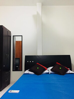 Double Room, 1 Double Bed | Bed sheets - Casa Edith Hostel (Cartagena)