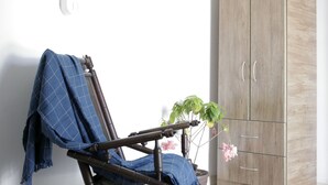 Habitación con 2 camas individuales, 2 camas individuales | Área de sala de estar