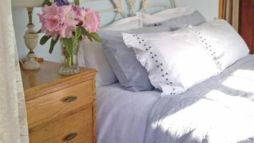 1 bedroom, Egyptian cotton sheets, premium bedding, down duvets