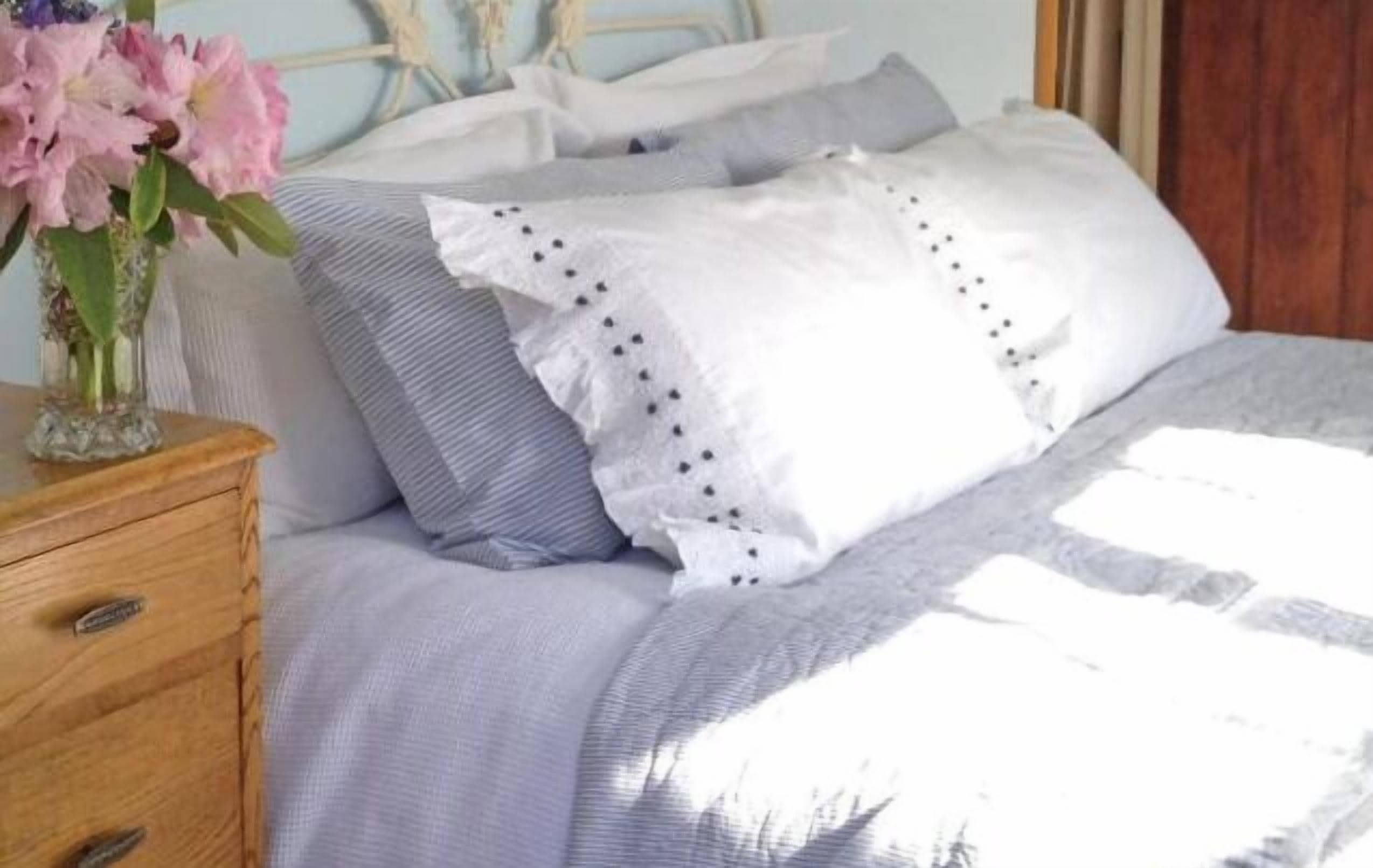 1 bedroom, egyptian cotton sheets, premium bedding, down duvets