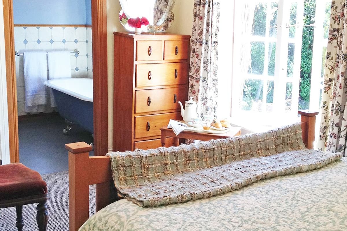 The Willow Room | 1 bedroom, Egyptian cotton sheets, premium bedding, down comforters
