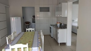 Refrigerador, microondas, horno y utensilios de cocina