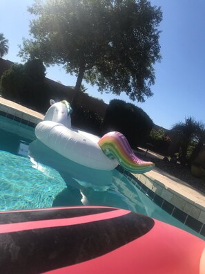 Utomhuspool och uppvärmd pool
