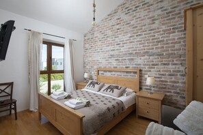4 bedrooms, in-room safe, iron/ironing board, WiFi