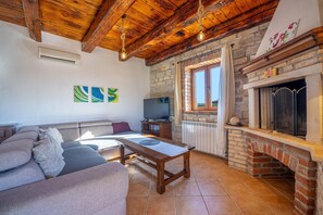 Fernseher, Kamin, Videospiele, Tischfußball