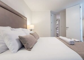 4 habitaciones, tabla de planchar con plancha y cunas gratuitas 