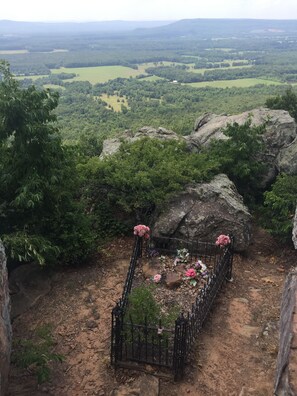 Property grounds - Arkansas River House at the Foot Hills of Petit Jean Mt. (Morrilton)