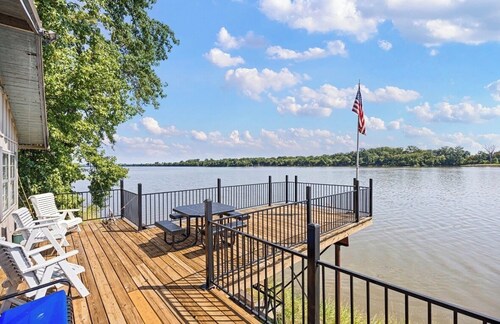 Arkansas River House at the Foot Hills of Petit Jean Mt.