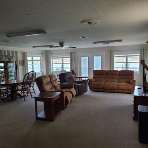 Living area - Arkansas River House at the Foot Hills of Petit Jean Mt. (Morrilton)