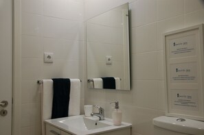 Dusche, Haartrockner, Handtücher, Seife