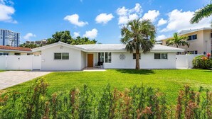 Unclassified image, 4 of 5, button - Beach White House on Florida (Pompano Beach)