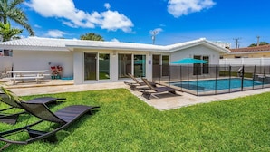 Unclassified image, 5 of 5, button - Beach White House on Florida (Pompano Beach)