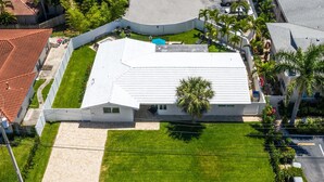 Unclassified image, 3 of 5, button - Beach White House on Florida (Pompano Beach)