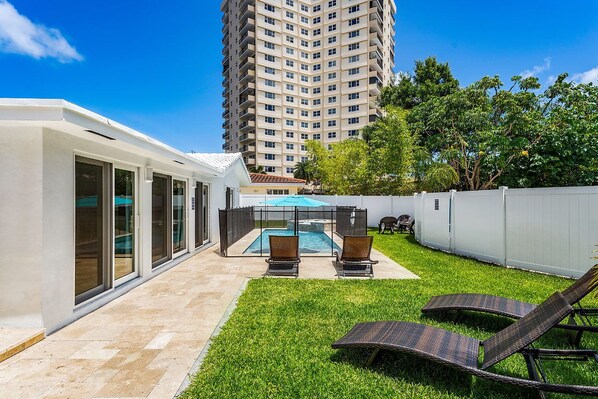 Exterior - Beach White House on Florida (Pompano Beach)