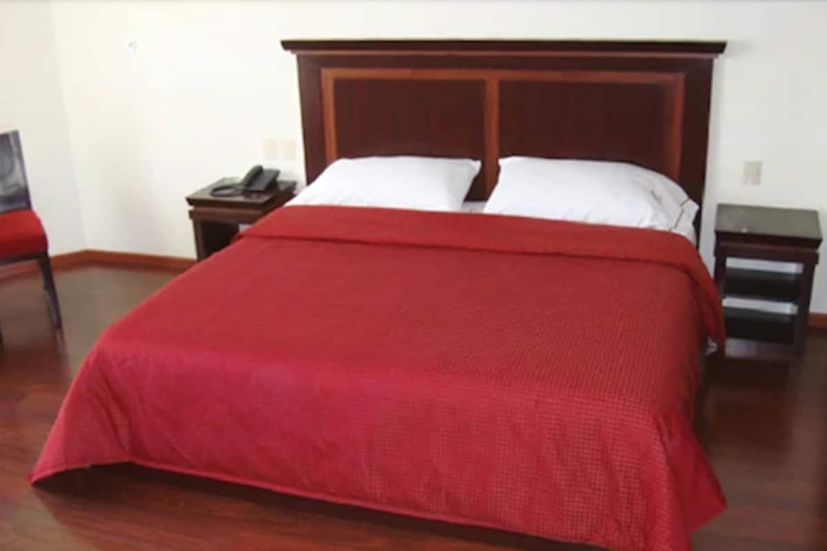 Junior Room, 1 King Bed | In-room safe, blackout curtains, iron/ironing board, free WiFi