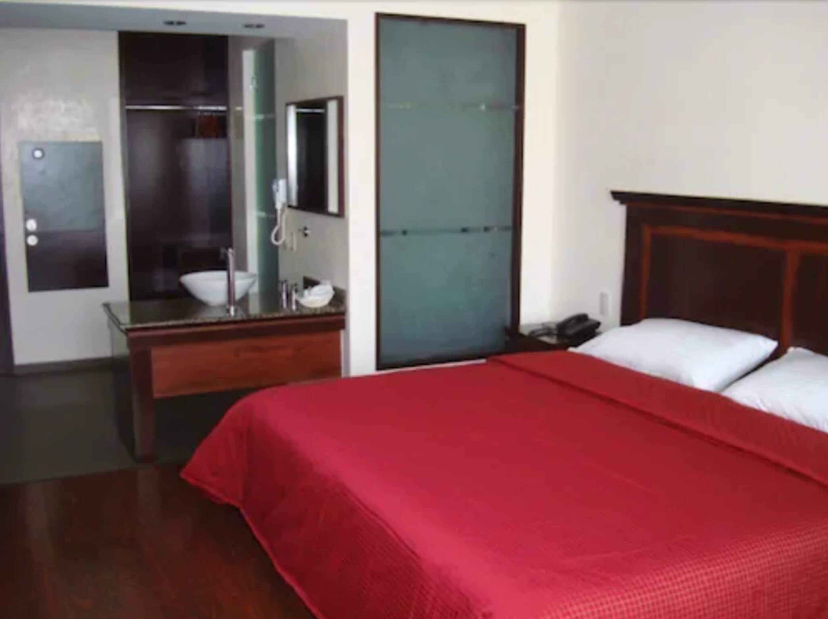traditional room, 1 king bed | in-room safe, blackout curtains, iron/ironing board, free wifi
