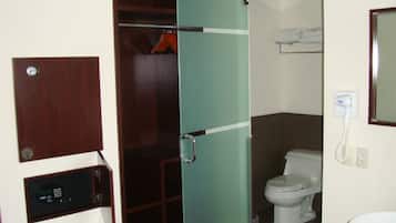 Ein Badezimmer mit Dusche, Toilette und Waschbecken.