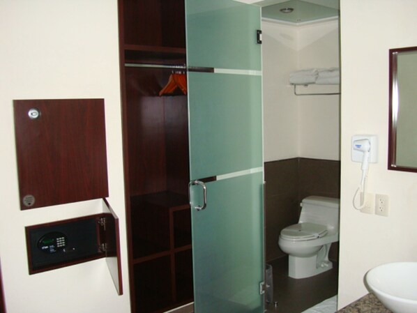 A bathroom with a shower, toilet, and a sink. - Hotel Madeira (Atizapan de Zaragoza)