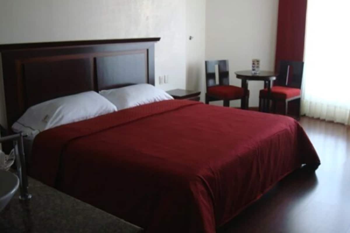 Traditional Room, 1 King Bed | In-room safe, blackout curtains, iron/ironing board, free WiFi