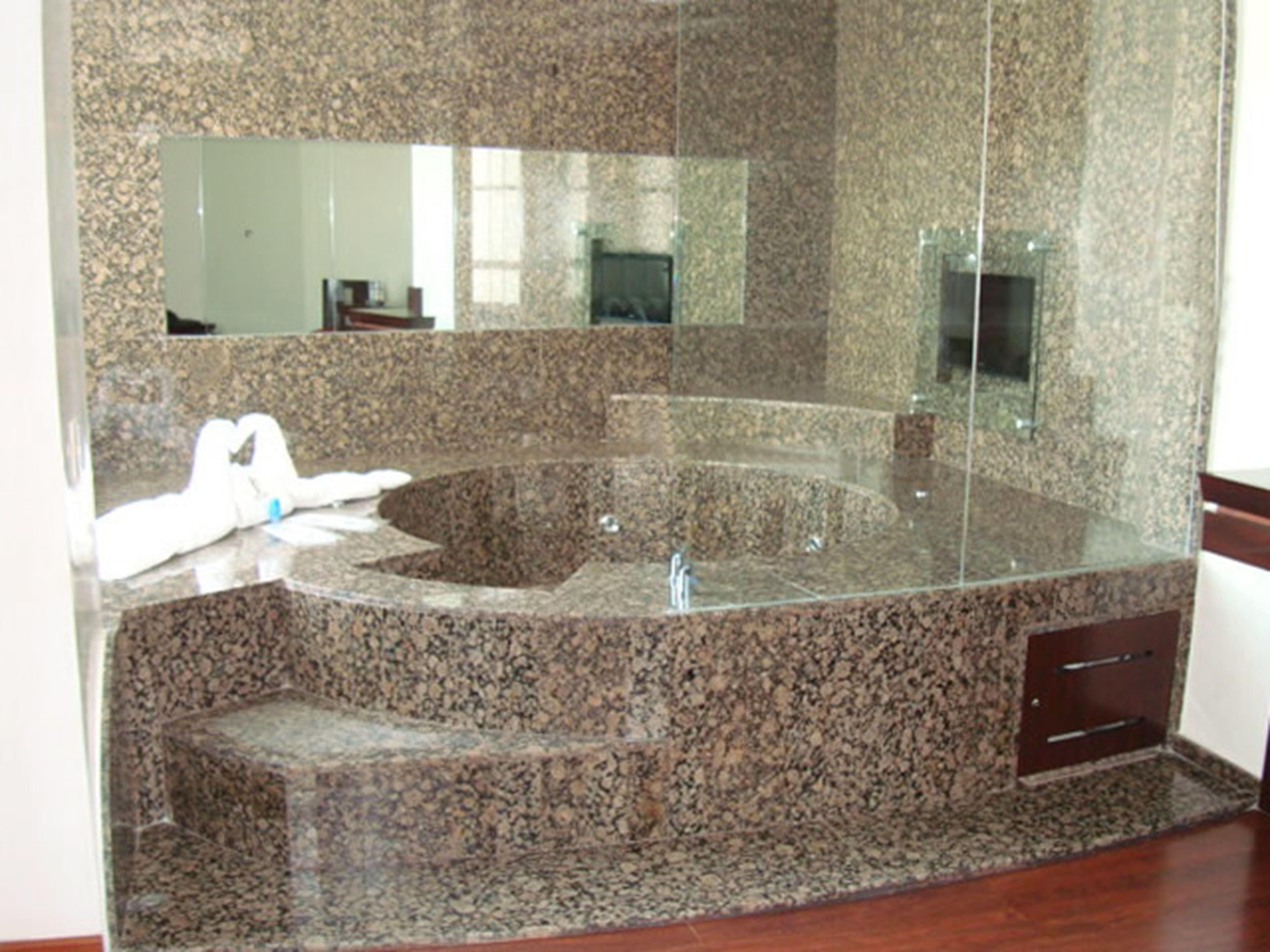 junior room, 1 king bed | deep-soaking bathtub