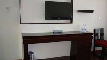 Habitación tradicional, 2 camas matrimoniales | Caja de seguridad en la habitación y cortinas blackout