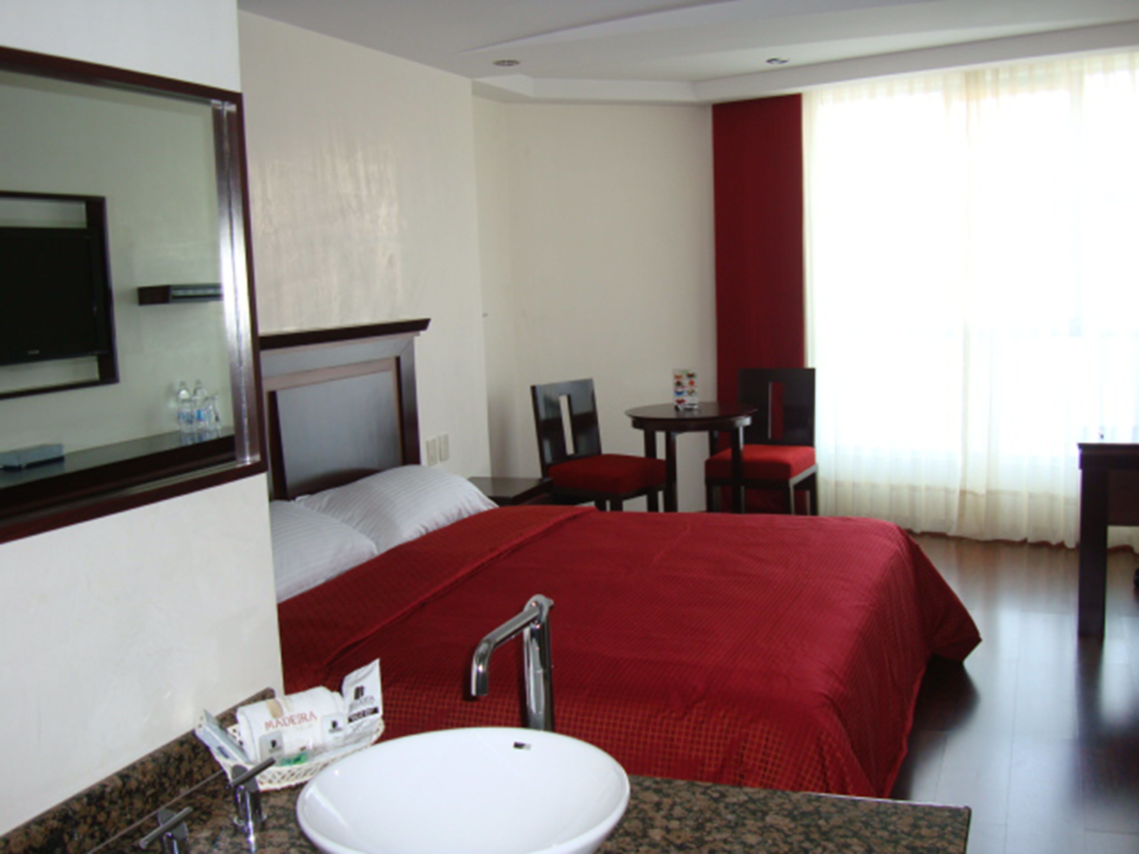 traditional room, 1 king bed | in-room safe, blackout curtains, iron/ironing board, free wifi