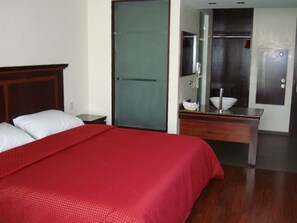 Junior Room, 1 King Bed | In-room safe, blackout drapes, iron/ironing board, free WiFi - Hotel Madeira (Atizapan de Zaragoza)