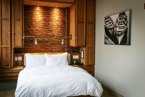 Chambre supérieure, 1 grand lit | Fer et planche à repasser, accÚs au Wi-Fi (inclus)