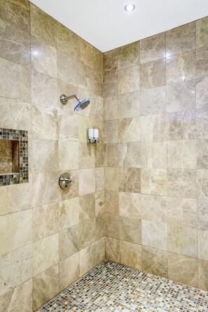 Superior Room, 1 Queen Bed | Bathroom - Blue On Water (St. John's)