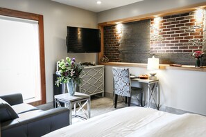 Chambre supérieure, 1 grand lit | Fer et planche à repasser, accÚs au Wi-Fi (inclus)