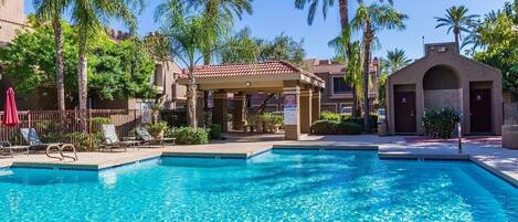 Een buitenzwembad, een verwarmd zwembad