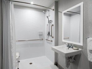 Máy sấy tóc, áo choàng tắm, dép đi trong nhà, khăn tắm 
