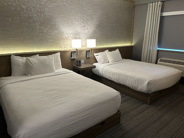 Ropa de cama de alta calidad, colchones con pillow-top y minibar 