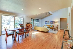 Interior - Hot Tub // Fenced Yard // AC // Pet-Friendly in Best Neighborhood in Bend (Bend)