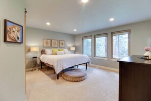 2 bedrooms, desk, iron/ironing board, free WiFi - Hot Tub // Fenced Yard // AC // Pet-Friendly in Best Neighborhood in Bend (Bend)