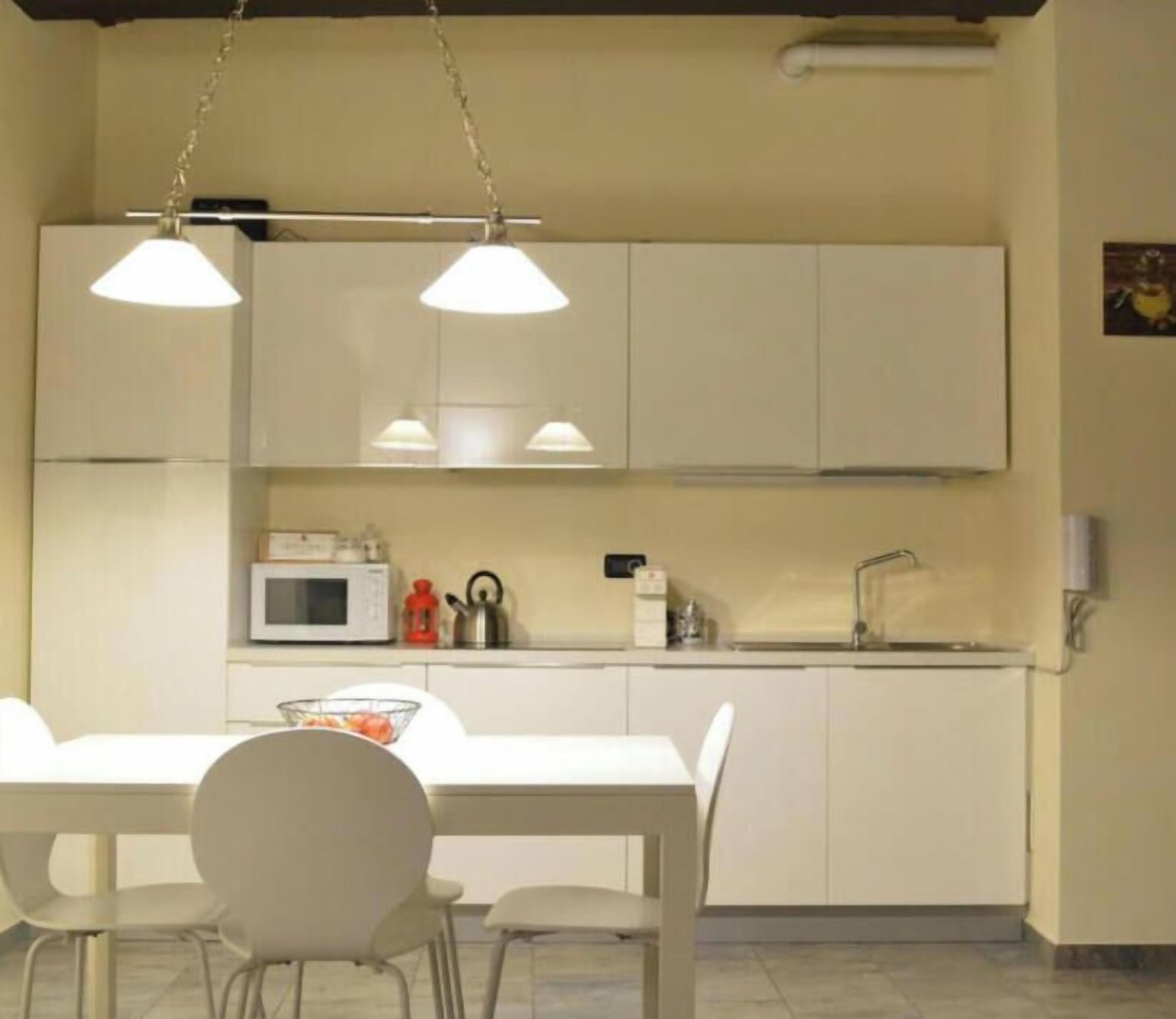 Coffee/tea maker, fridge, microwave, stovetop