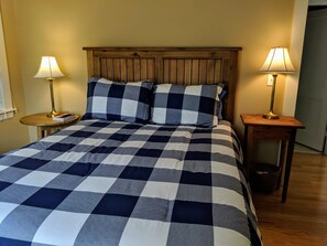 4 bedrooms, desk, iron/ironing board, free WiFi - Cozy Cape near Chatham Center (Chatham)