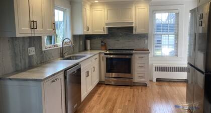 Cozy Cape near Chatham Center