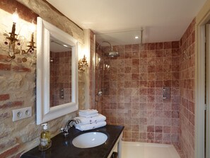 Douche, sèche-cheveux, serviettes fournies