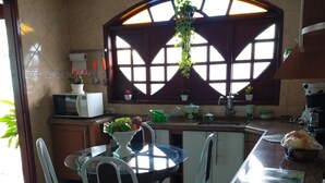 茶具/咖啡用具、微波炉、厨具/餐具