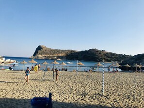 Playa en los alrededores y toallas de playa