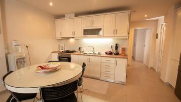 Kühlschrank, Ofen, Wasserkocher mit Kaffee-/Teezubehör, Wasserkocher