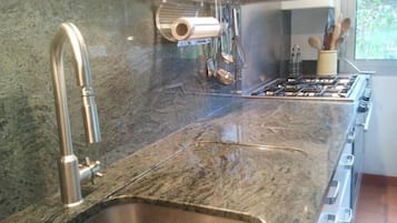 Een koelkast, een oven, een kookplaat, een vaatwasser