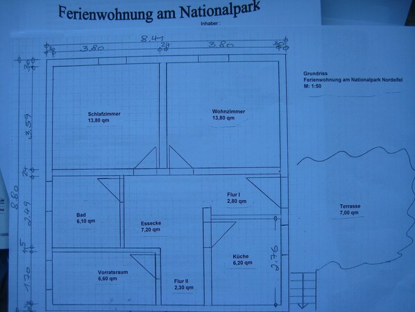 Un plan d’étage d’un hôtel situé dans le parc national de Nordseefeld, indiquant les chambres et la terrasse.