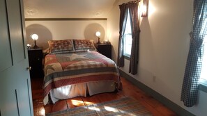 2 quartos, escrivaninha, ferros/tábuas de passar roupa