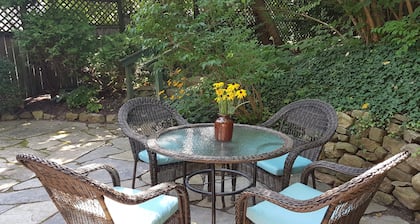 Alexander Mckee House - Best location in Old Town, Niagara-On-The-Lake!