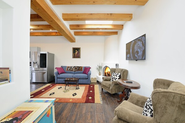 Smart TV, fireplace - 2 bedroom, 2 bathroom Townhome - Center of Historic Santa Fe, Car Unnecessary (Santa Fe)