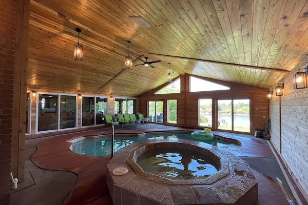 Una piscina cubierta