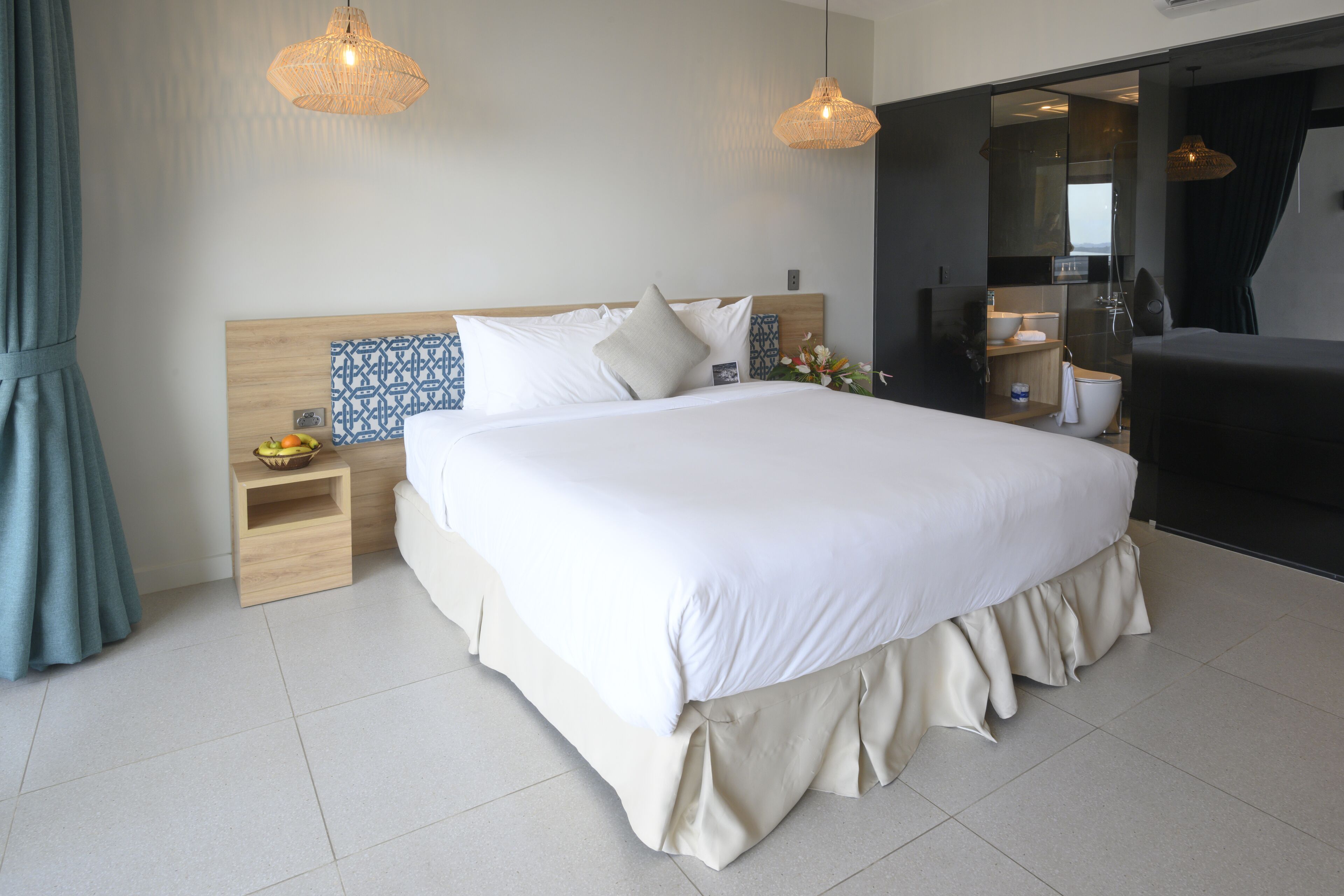 Roupas de cama premium, cofres nos quartos, escrivaninha